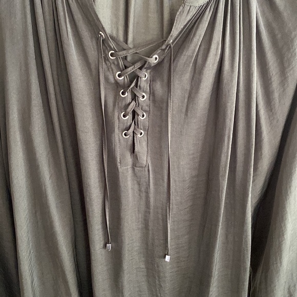 Beautiful dark olive  green Jennifer Lopez blouse!! Large - Picture 8 of 8